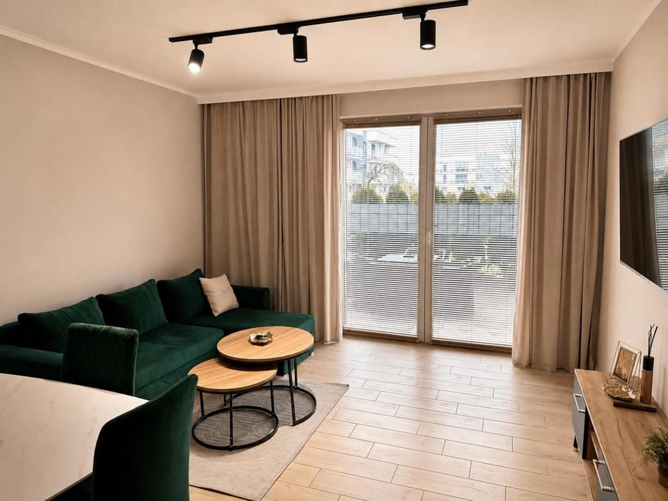 TV and multimedia, Living room, Seating area, Evening entertainment