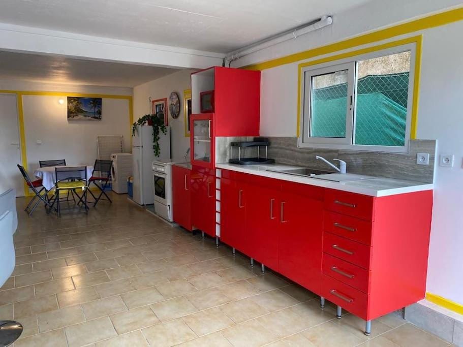 Dining area, oven, stove