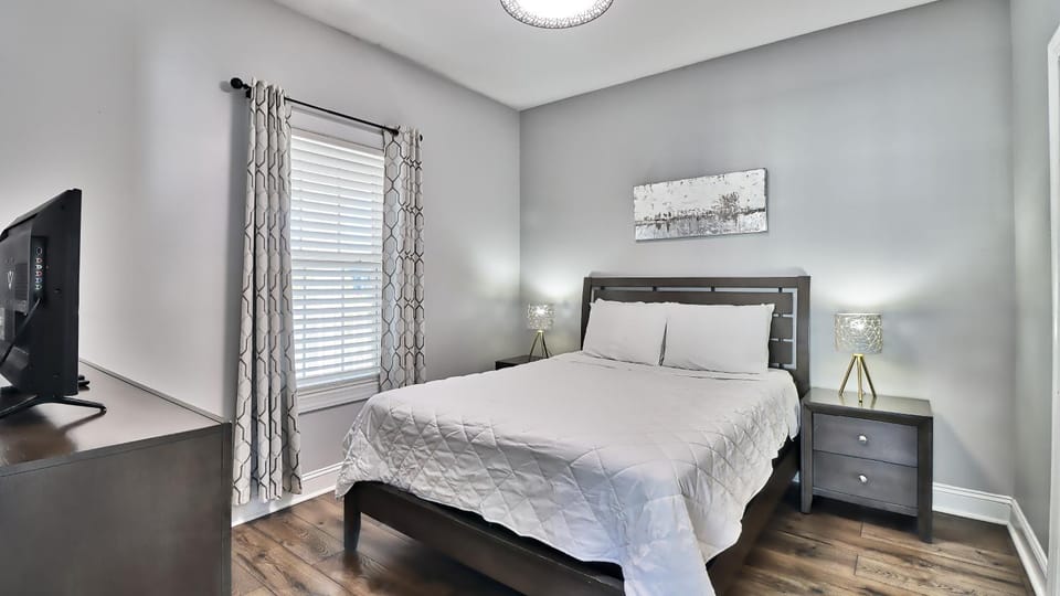 Bed, TV and multimedia, Photo of the whole room, Bedroom