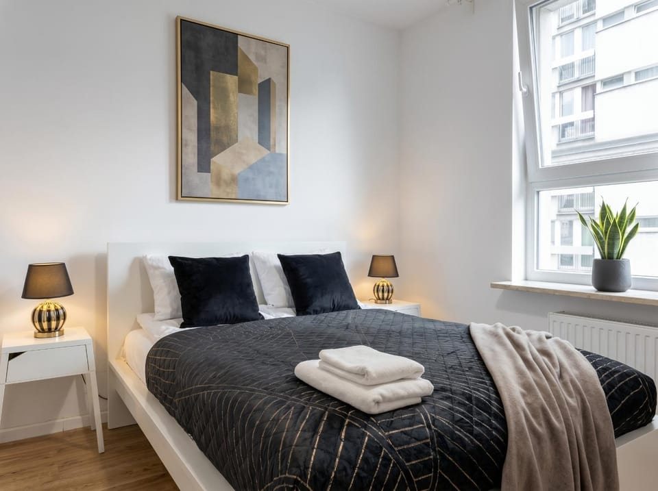 Bed, Photo of the whole room, Bedroom, towels