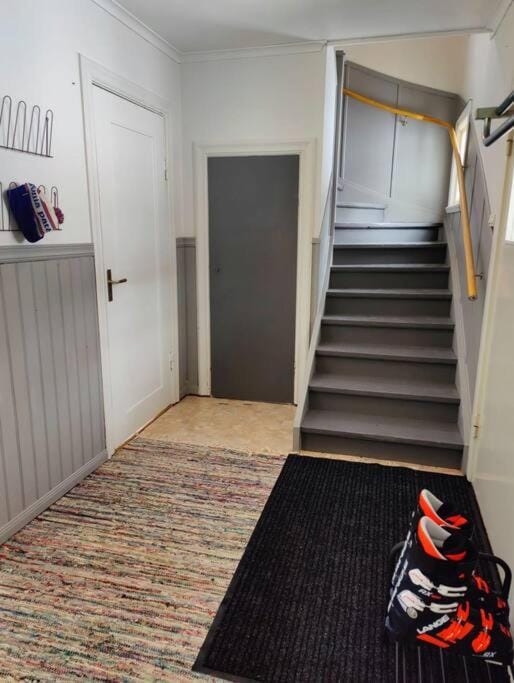 Mysigt hus med utsikt över fjäll och älv. House in Sweden