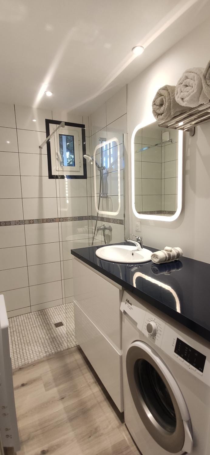 Shower, Bathroom, towels, washing machine