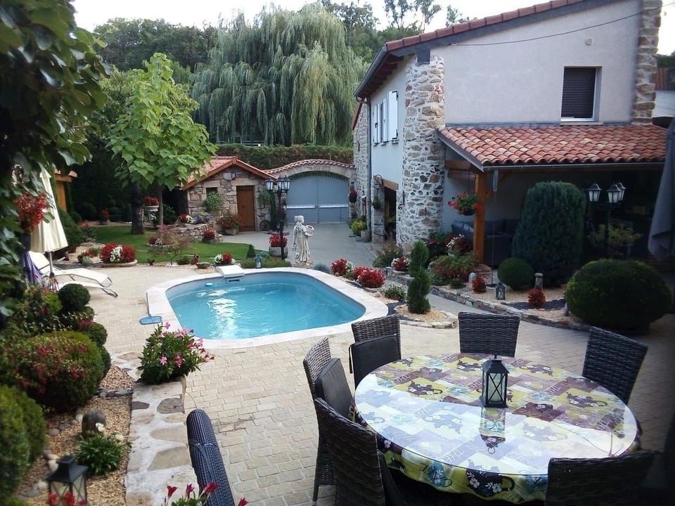 Le clos fleuri Bed and Breakfast in Auvergne-Rhône-Alpes