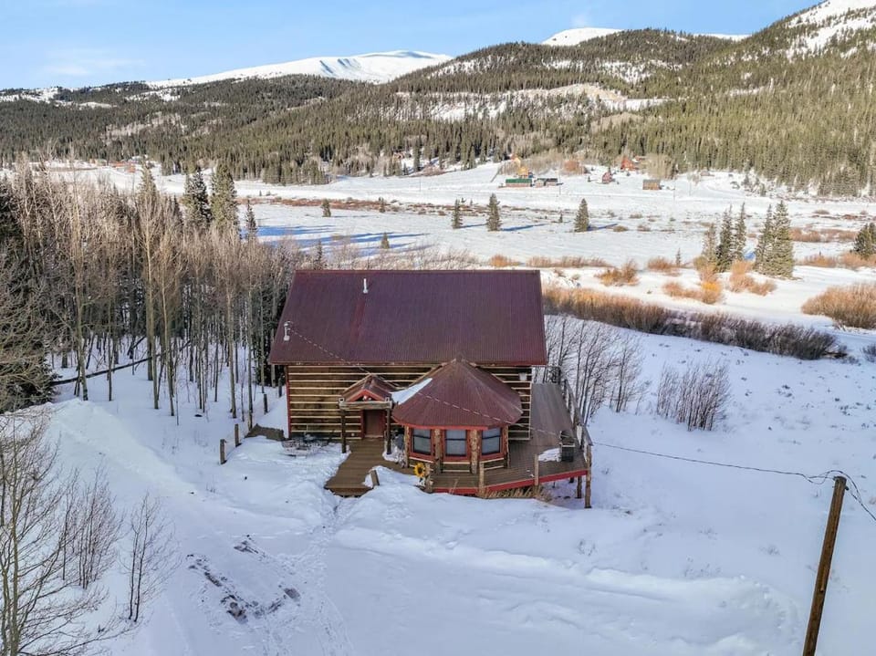 Property building, Natural landscape, Bird's eye view, Winter, Mountain view