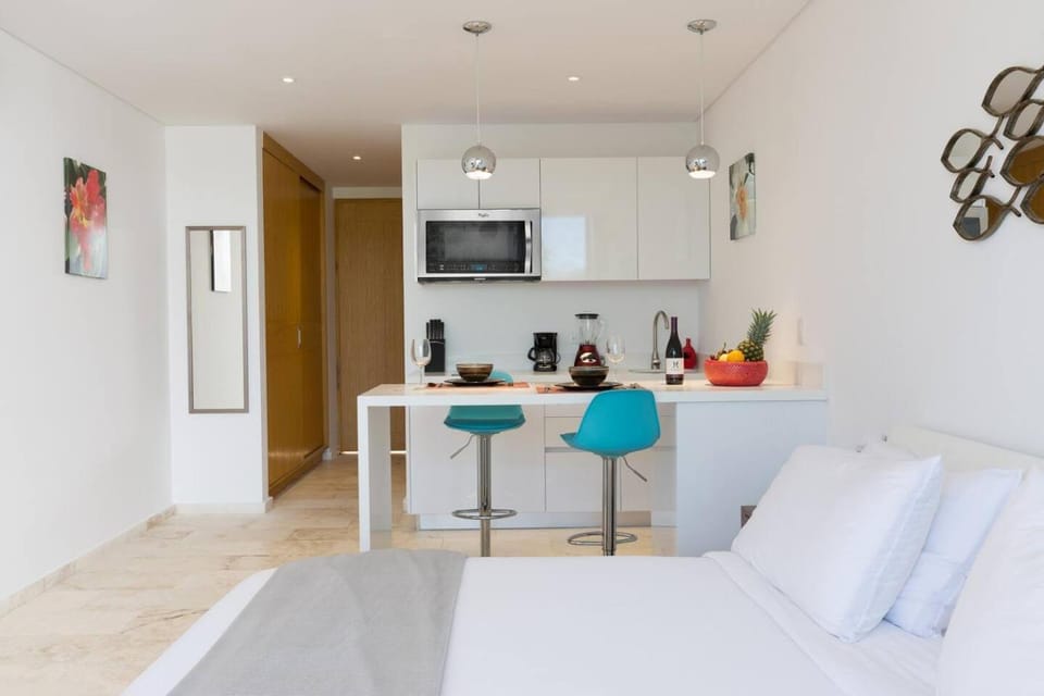 Kitchen or kitchenette, Dining area, Drinks, oven