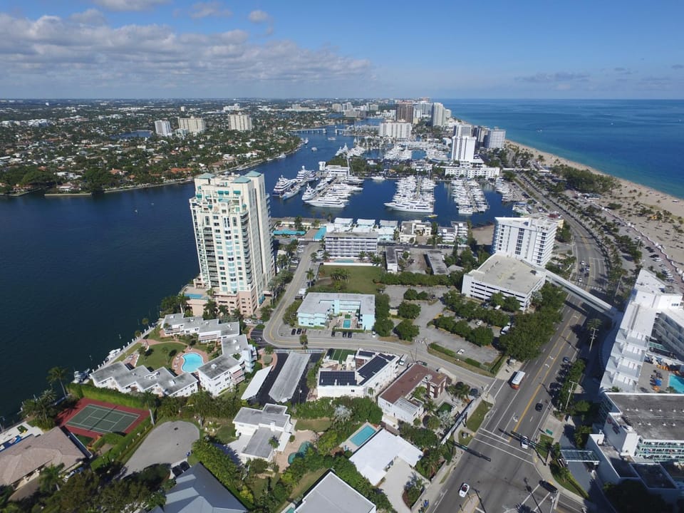Property building, Nearby landmark, Day, Neighbourhood, Beach, Street view, Location