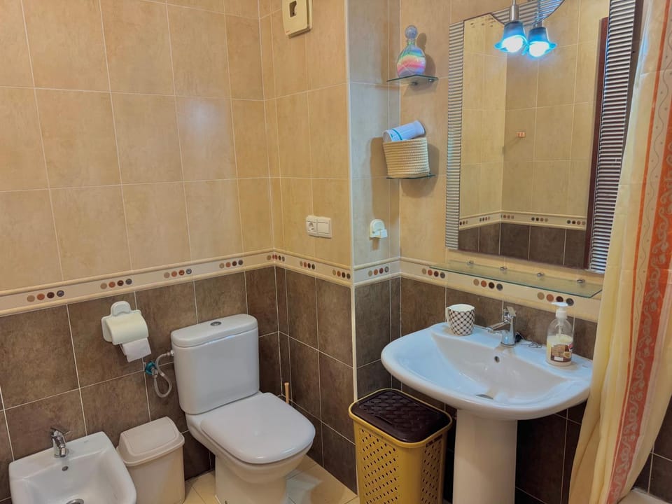 Shower, Toilet, Bathroom, bidet, towels
