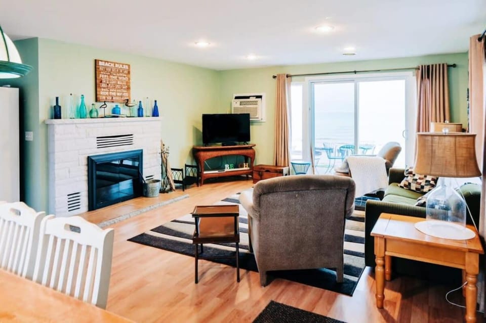 Beach Club of Oscoda - The Lakeshore Cottage House in Oscoda Township