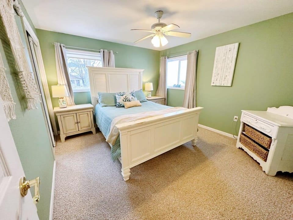 Beach Club of Oscoda - The Lakeshore Cottage House in Oscoda Township