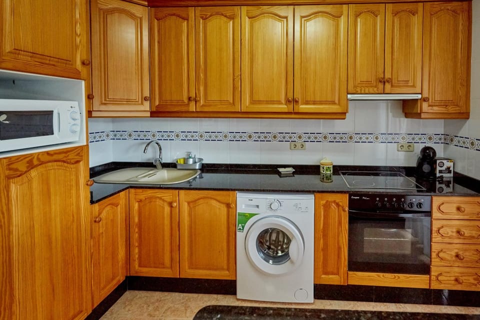 Kitchen or kitchenette, oven, pet friendly, stove, washing machine