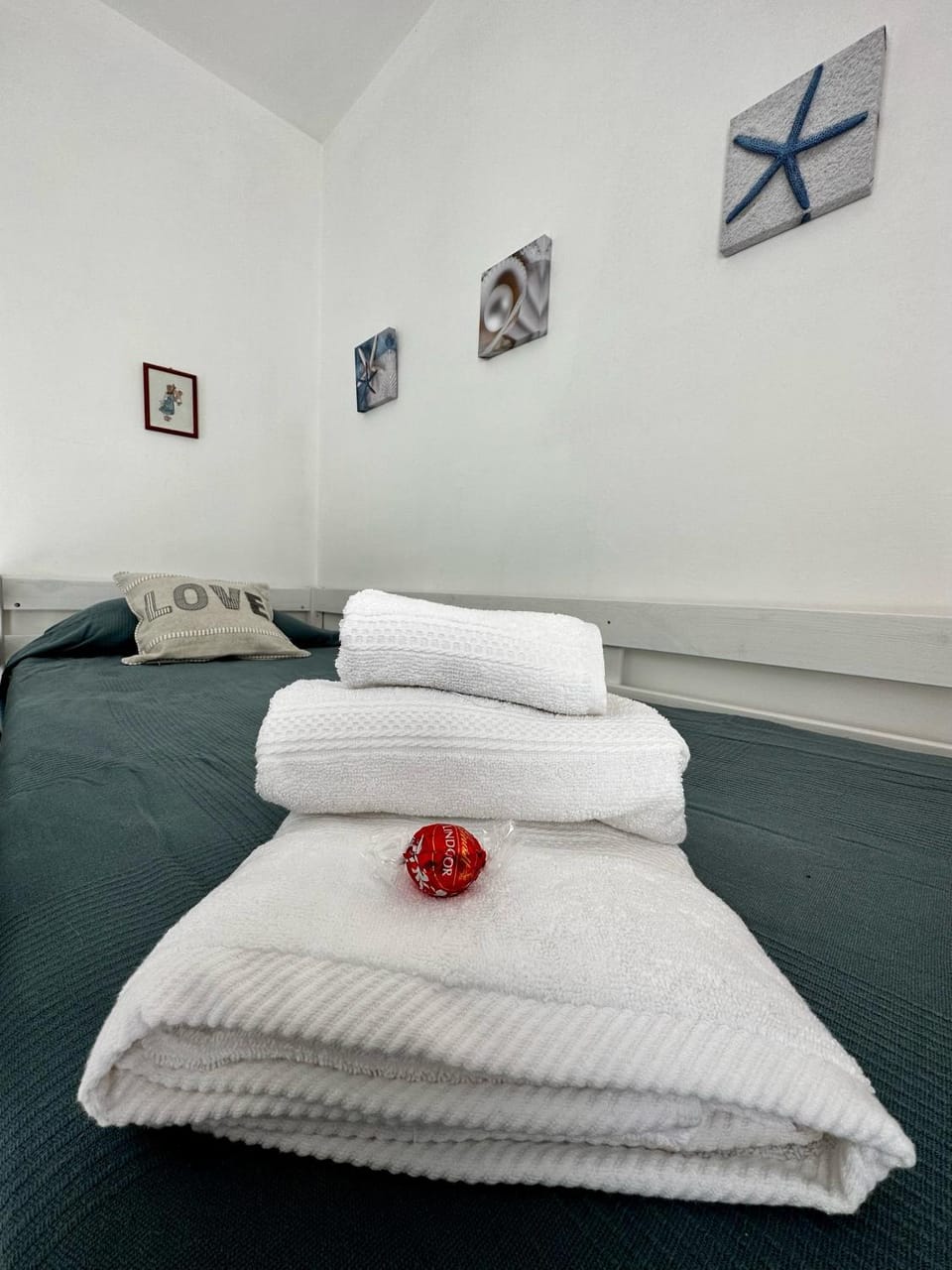 Bed, Photo of the whole room, Bedroom, towels