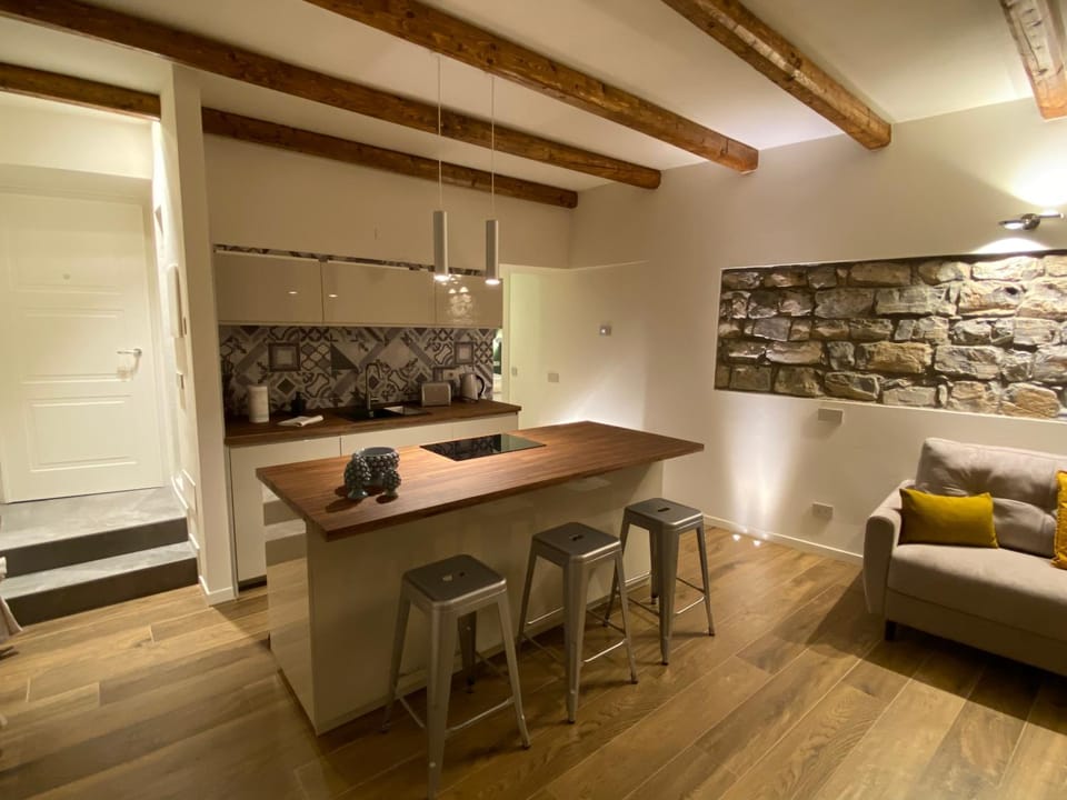 Kitchen or kitchenette, Living room, Seating area, Dining area