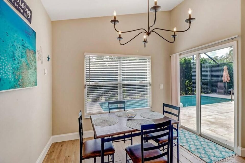 Pool Home Near Beaches and Downtown 5th Ave. House in East Naples