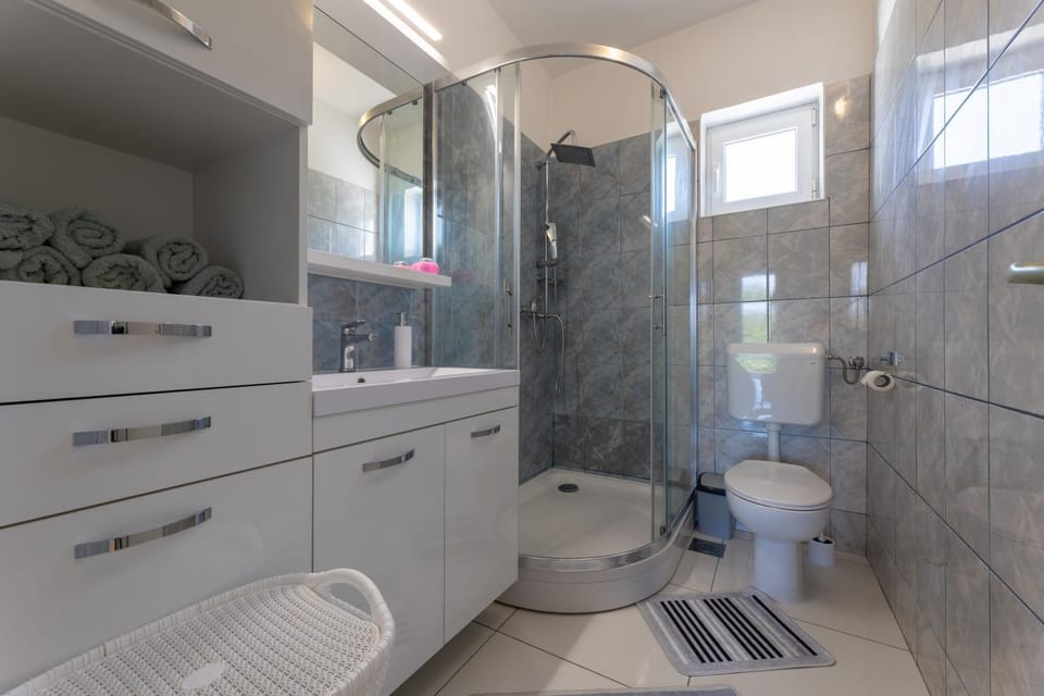 Shower, Toilet, Bathroom, towels
