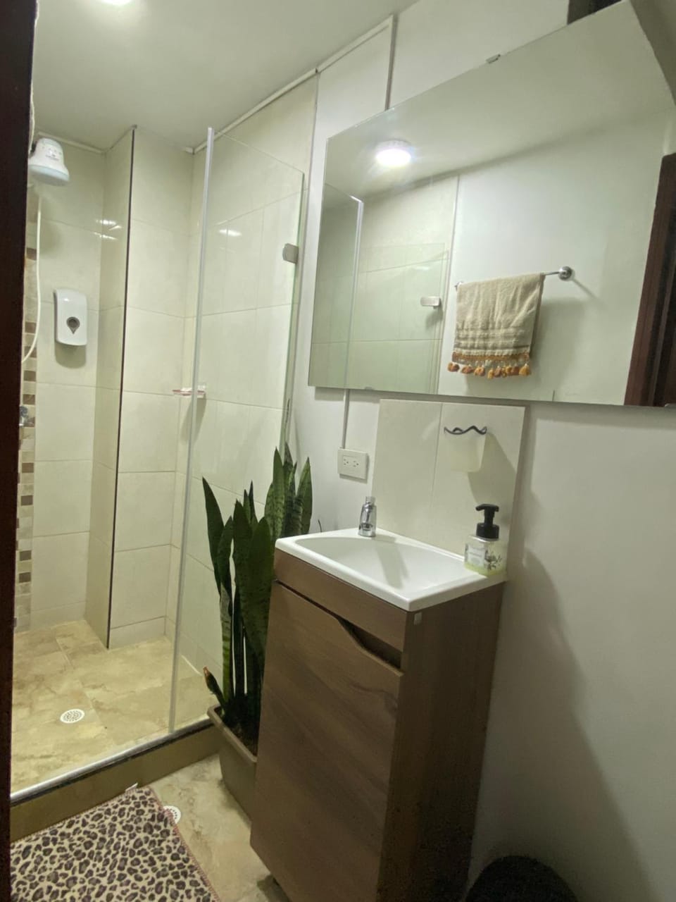 Apartaestudio lindo cómodo, cercano a todo, con portería y parqueadero cubierto gratis!! Apartment in Cali