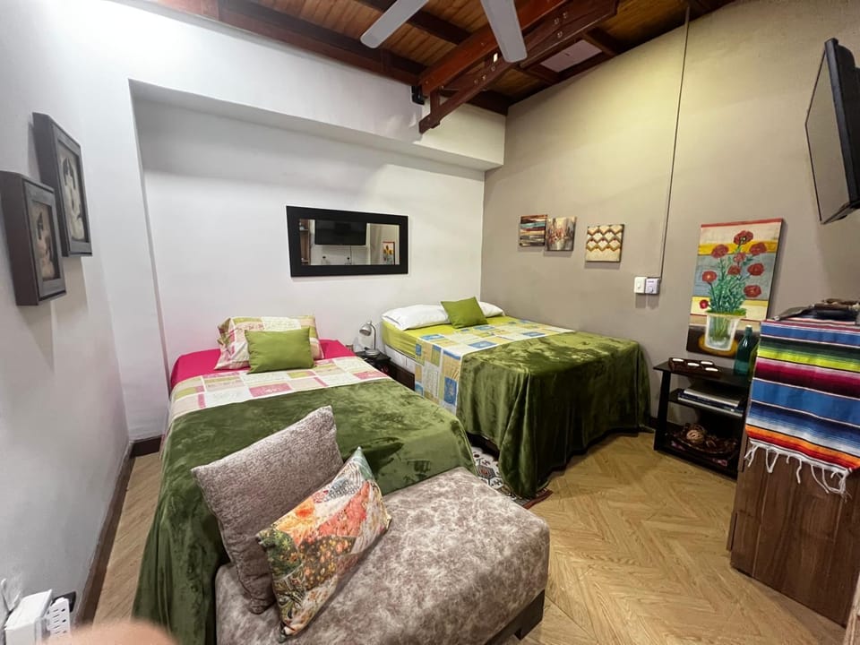 Apartaestudio lindo cómodo, cercano a todo, con portería y parqueadero cubierto gratis!! Apartment in Cali