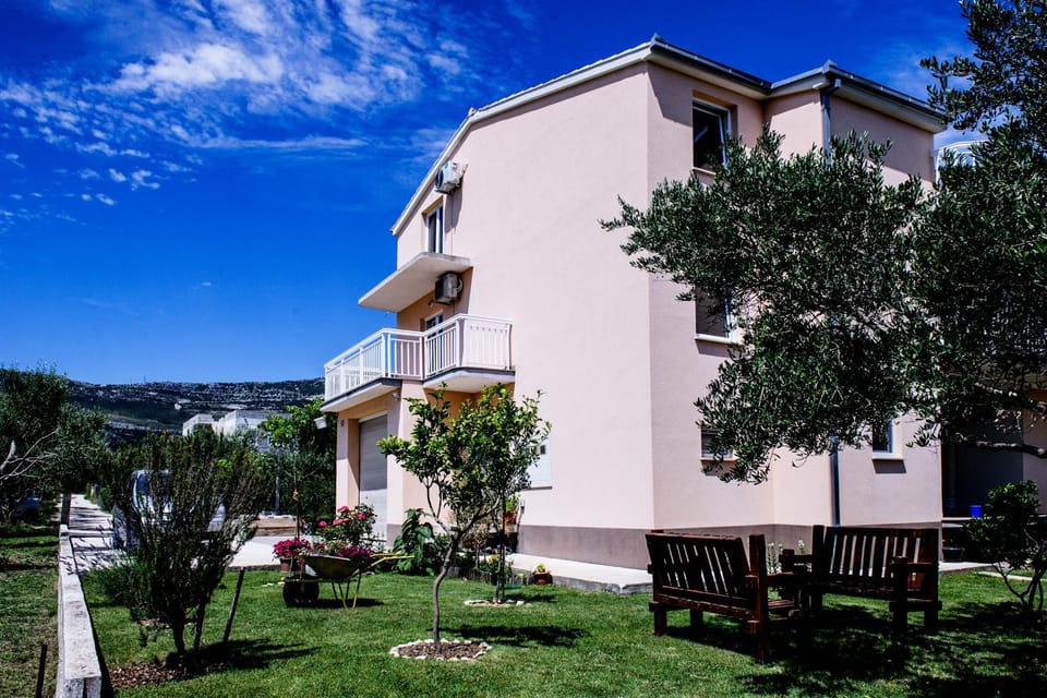 Property building, Spring, Day, Garden, Garden, View (from property/room), Garden view, Mountain view, Quiet street view