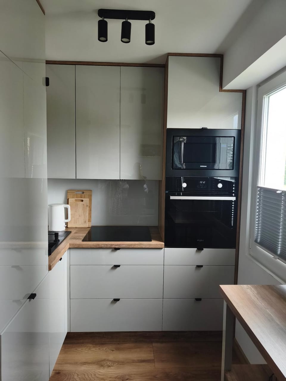 Kitchen or kitchenette, dishwasher, stove