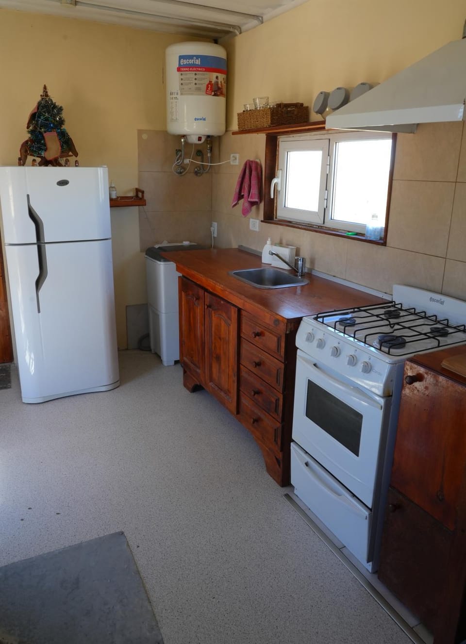 Kitchen or kitchenette, oven, washing machine