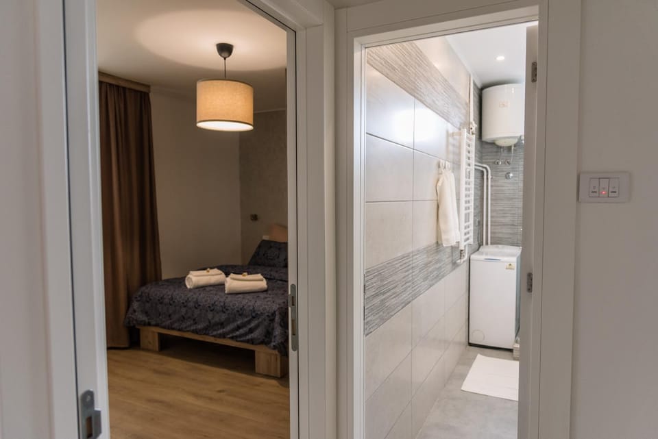 Shower, Bed, Bathroom, Photo of the whole room, Bedroom, towels