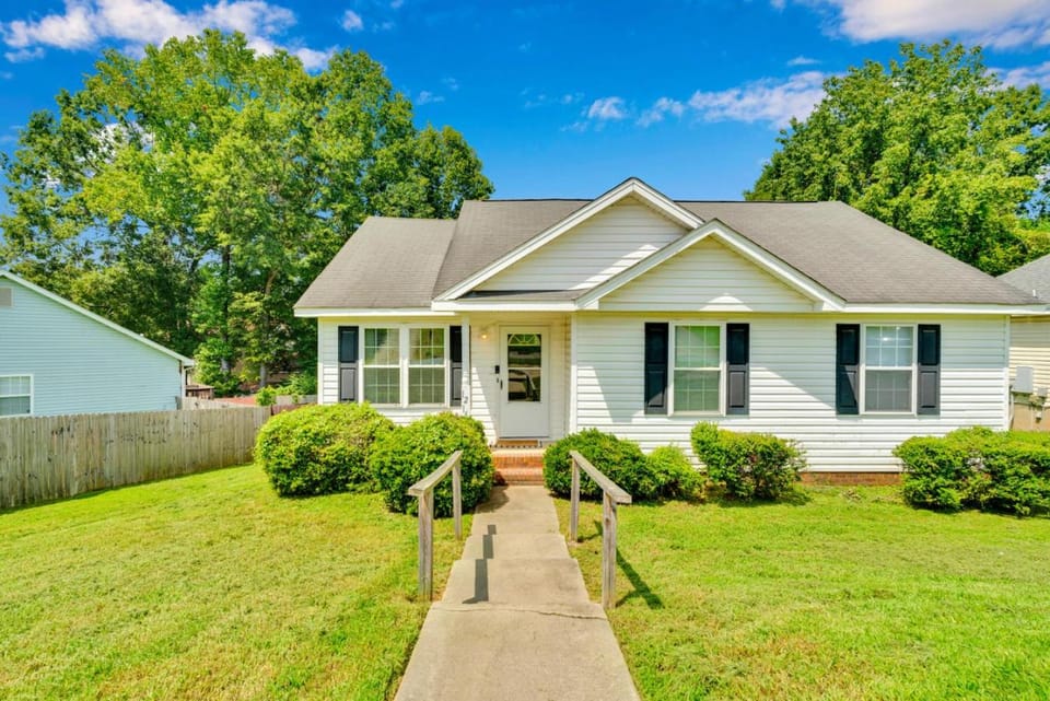 Fenced-Yard 3BR Near CLT & Hospitals - Dog-Friendly - Grill House in Charlotte