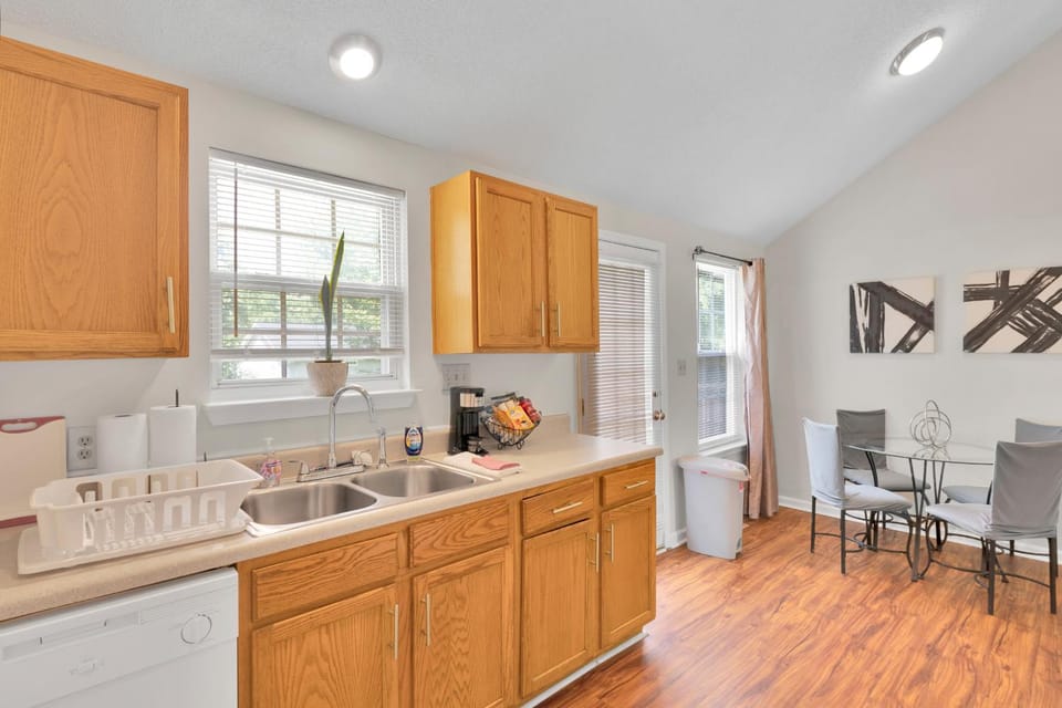 Modern & Pet-Friendly 3BR Near CLT Airport, Uptown, Top Hospitals House in Charlotte