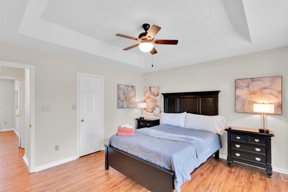 Fenced-Yard 3BR Near CLT & Hospitals - Dog-Friendly - Grill House in Charlotte