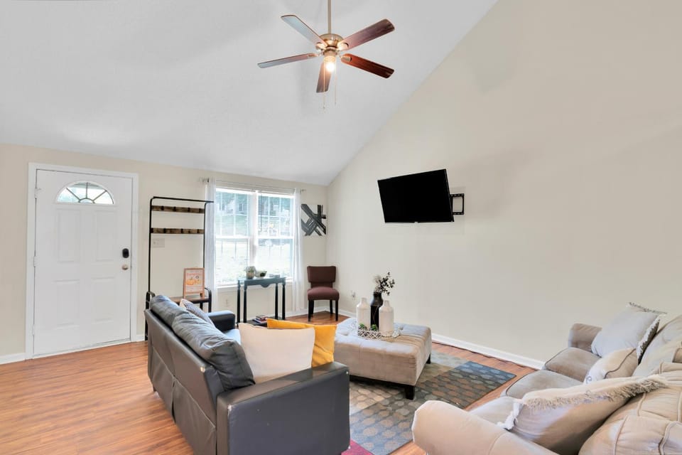 Modern & Pet-Friendly 3BR Near CLT Airport, Uptown, Top Hospitals House in Charlotte