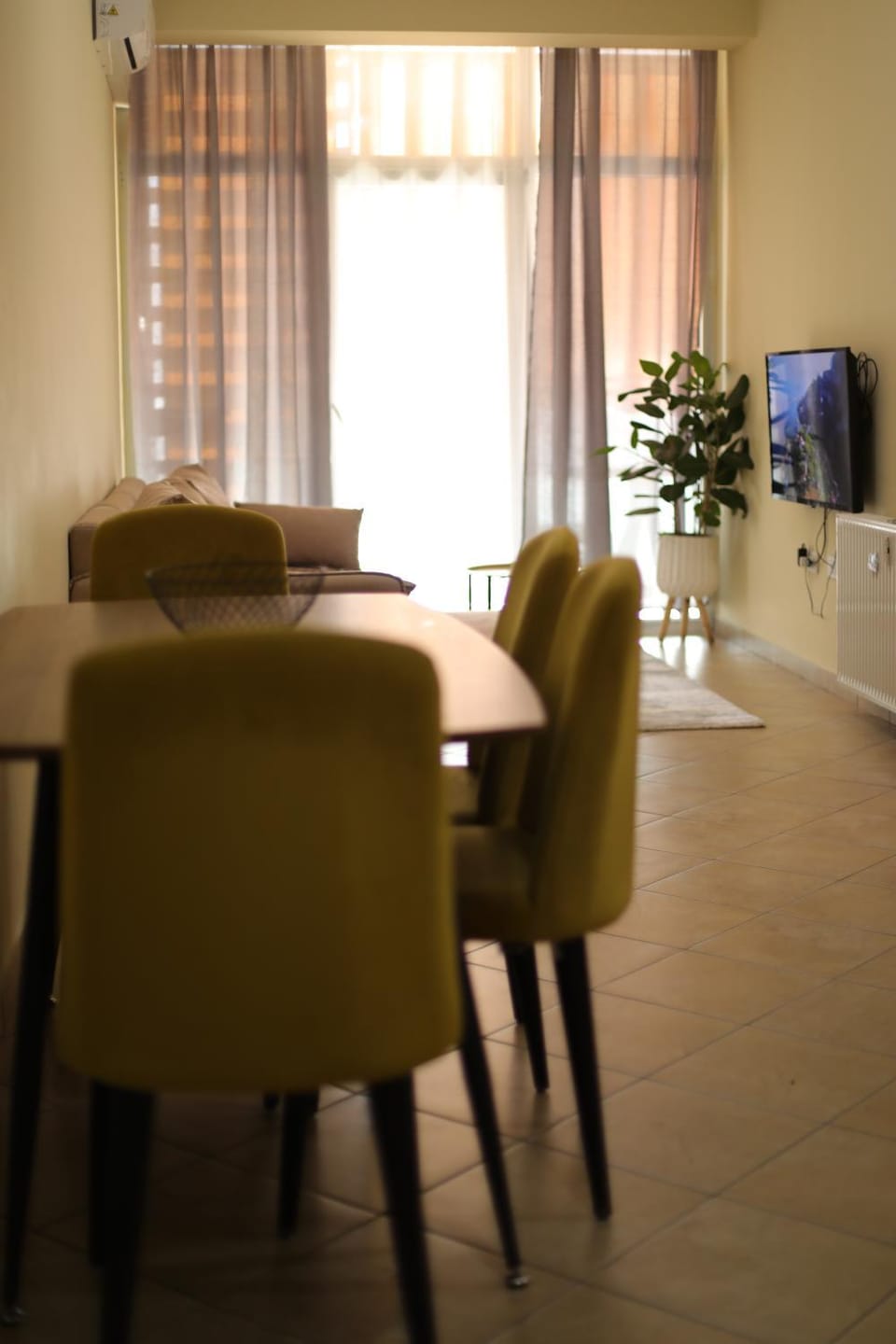 TV and multimedia, Living room, Seating area, Dining area