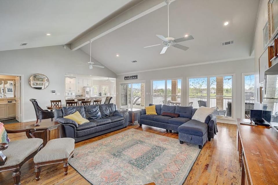 Lakeside, Dog-Friendly Living with Kayaks, Boat Ramp, Pool Table & Ping-Pong House in Kingsland