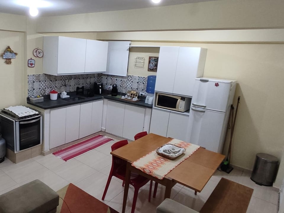 Kitchen or kitchenette, Dining area, minibar, oven, pet friendly, stove, toaster