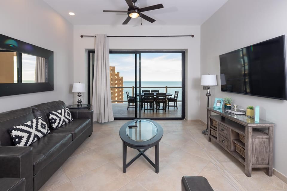 TV and multimedia, Living room, Evening entertainment, Pool view, Sea view