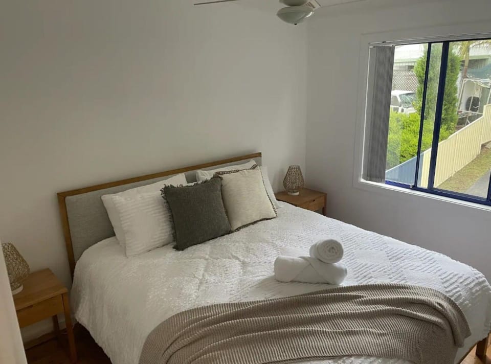 Copacabana 4 61 Sandy Point Rd - water views, air con and WiFi Apartment in Corlette