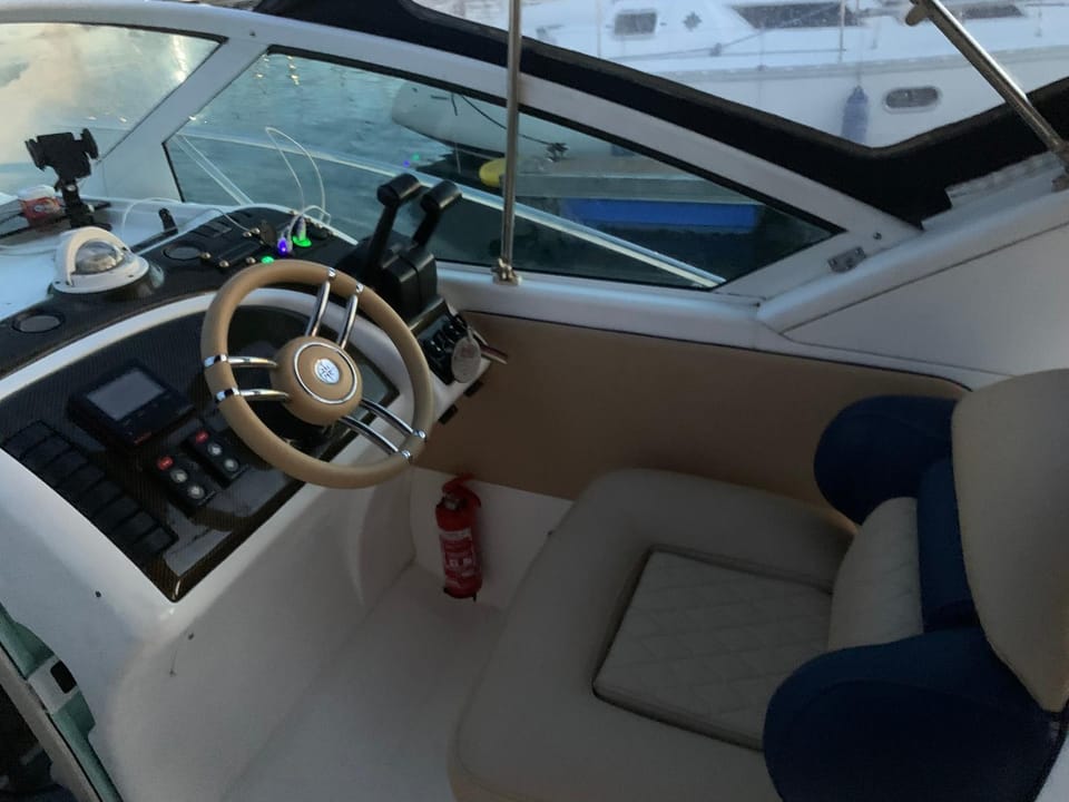 Barco con parking y duchas gratuitas Docked boat in Portonovo