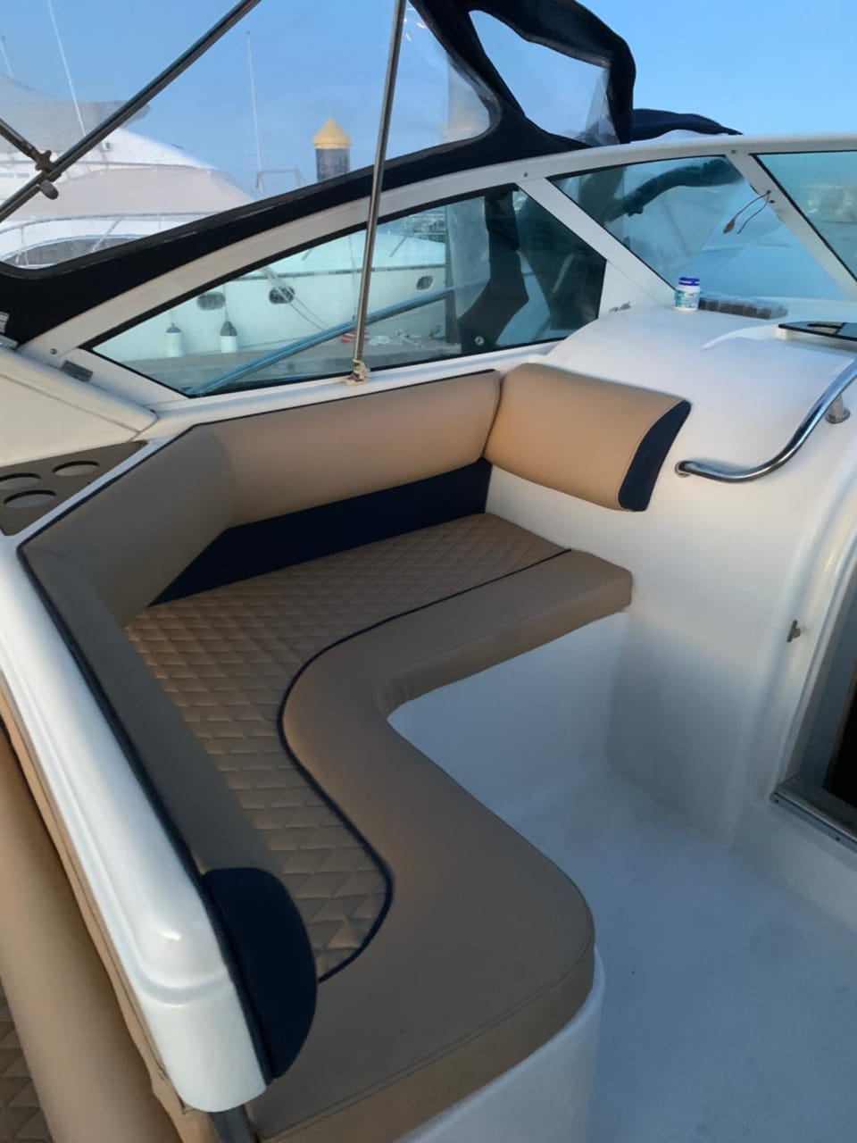 Barco con parking y duchas gratuitas Docked boat in Portonovo