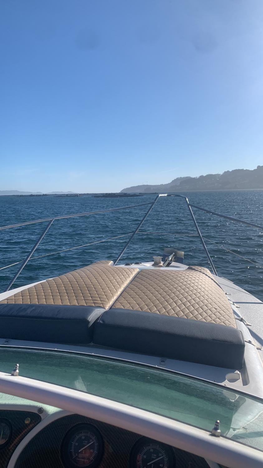 Barco con parking y duchas gratuitas Docked boat in Portonovo