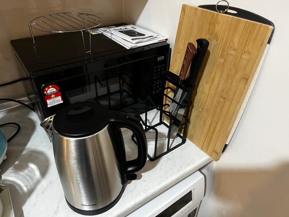 Kitchen or kitchenette, minibar