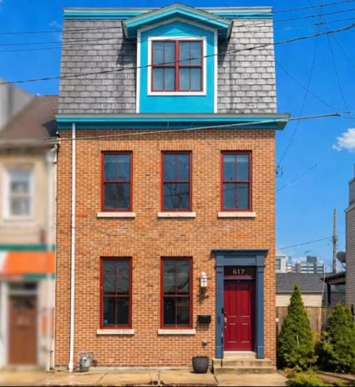 Family-Friendly 4BR Retreat Sleeps 12, Private Yard, Garage, Close to Stadiums, Casino & Downtown House in Pittsburgh