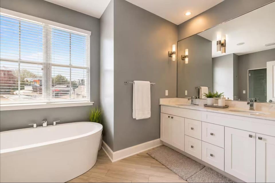 Family-Friendly 4BR Retreat Sleeps 12, Private Yard, Garage, Close to Stadiums, Casino & Downtown House in Pittsburgh