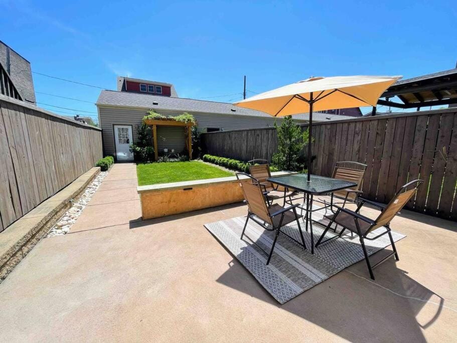 Family-Friendly 4BR Retreat Sleeps 12, Private Yard, Garage, Close to Stadiums, Casino & Downtown House in Pittsburgh