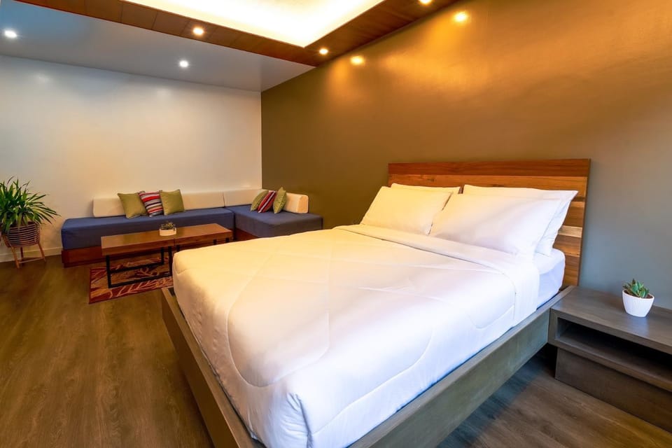 Bed, Seating area, Bedroom
