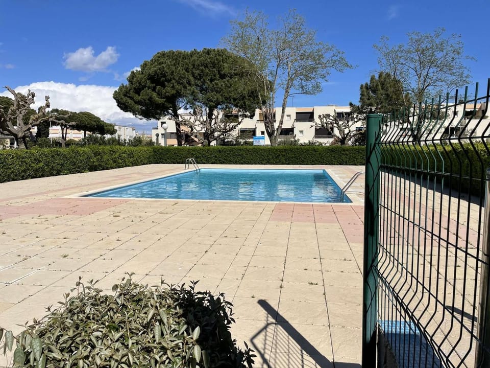 Appartement 2 pièces avec loggia et piscine à 100m de la plage - Le Grau-du-Roi - FR-1-250-250 Apartment in Le Grau-du-Roi