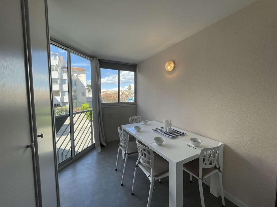 Appartement 2 pièces avec loggia et piscine à 100m de la plage - Le Grau-du-Roi - FR-1-250-250 Apartment in Le Grau-du-Roi