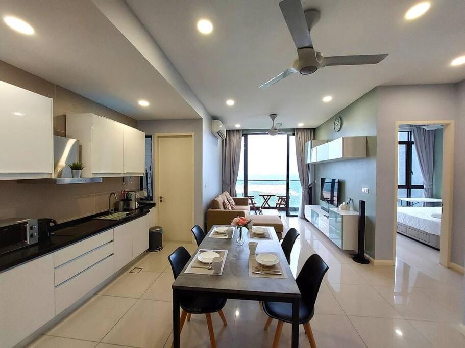Kitchen or kitchenette, Seating area, Dining area, fireplace, minibar, stove
