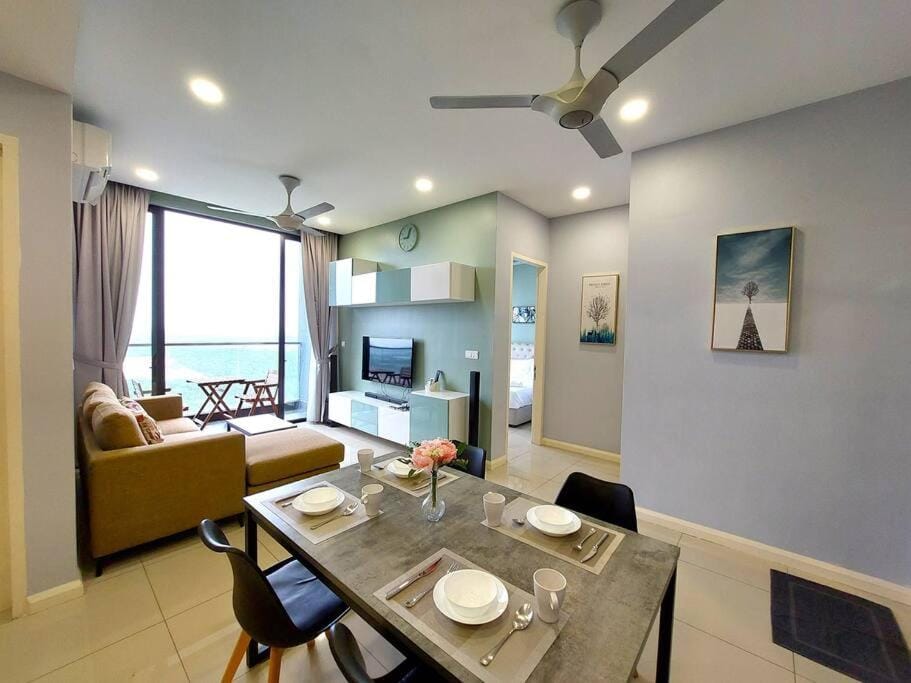 TV and multimedia, Living room, Seating area, Dining area, fireplace