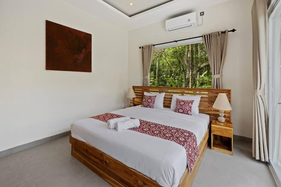 Photo of the whole room, Bedroom