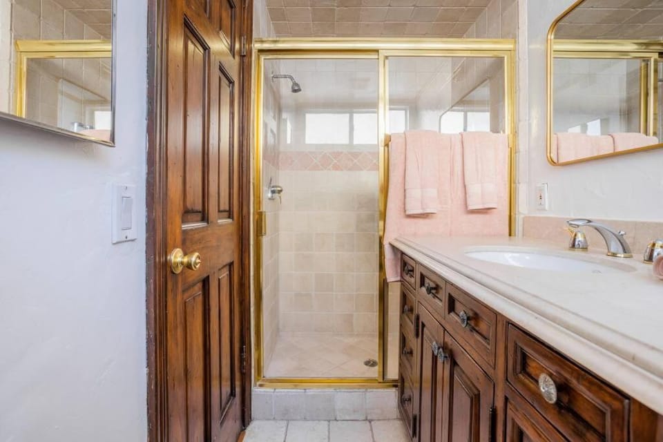 *NEW* 5Beds/POOL: LA Home - Burbank/Universal House in North Hollywood