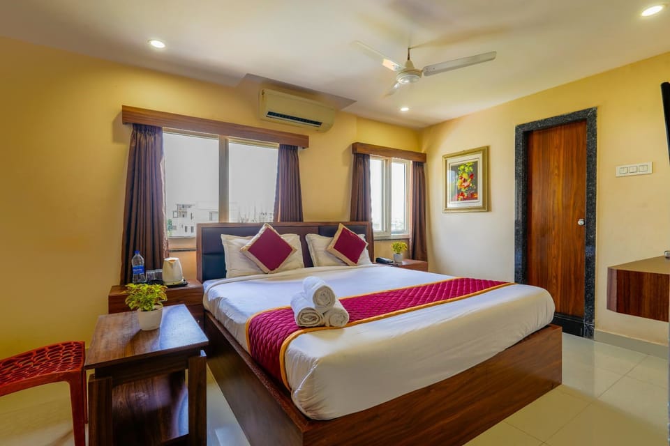 Bed, Photo of the whole room, Bedroom, air conditioner