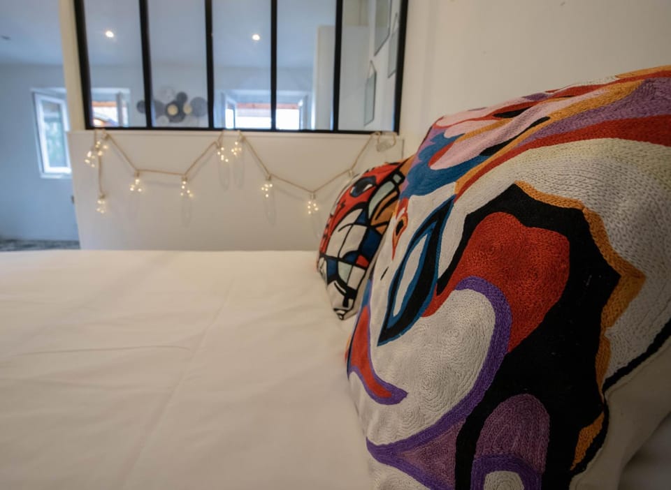 Bed, Photo of the whole room, Decorative detail, Bedroom