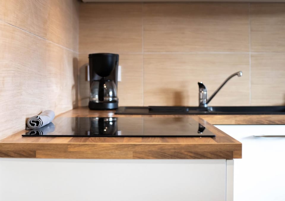 Coffee/tea facilities, Kitchen or kitchenette, stove